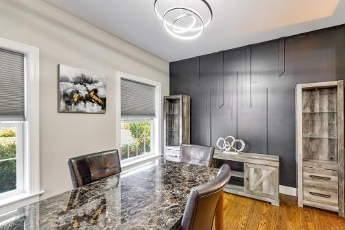 5 Mi to Downtown: Pet-Friendly Lancaster Getaway