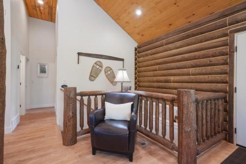 Cute Cabin with Mountain Views and King Bed