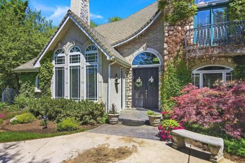 Chateau Woodlands in Salt Lake with Guesthouse and Hot Tub