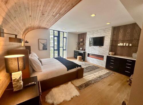 Gorgeous Mountain House with Sauna, Gym, Hot Tub