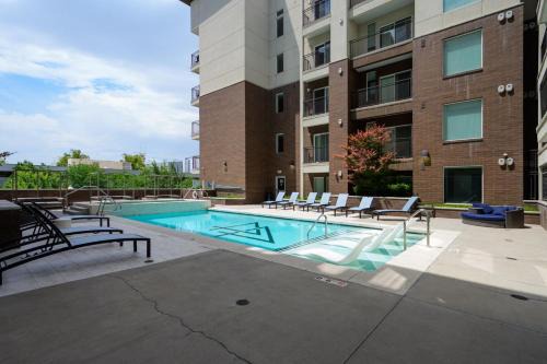 Deluxe Central 1BR 1BA Pool,Hot Tub,Gym,Parking