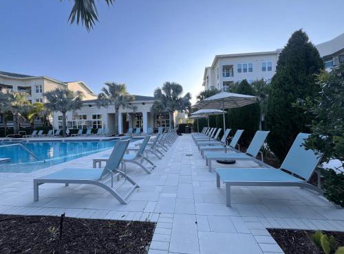 Gated Resort Style 1BR - KING Bed, Pool Views, SPA Hot Tub, Gym, WiFi, Wash & Dry, AC, Elevators, Starbucks, EV CHRG Station, Free Parking, Pets - IDEAL FOR Medical, Business, Relocation, Long Stays - by Moffitt Cancer Ctr, USF, River Hills Country Club