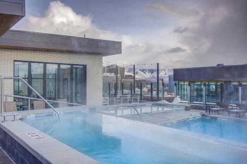X DT SLC Rooftop Pool Hot Tub King Bed Parking