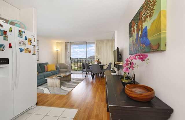 Great for Families! Partial Ocean/Canal/Diamond Head Views! Pool, Wi-Fi, Prkg